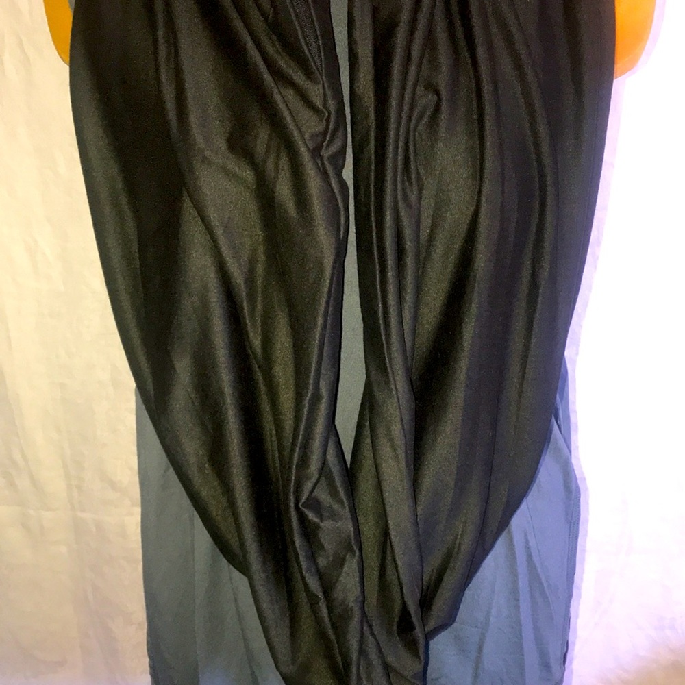 NWT Beyond Yoga Infinity Scarf With Zip Pocket Dark Gray - Picture 5 of 10